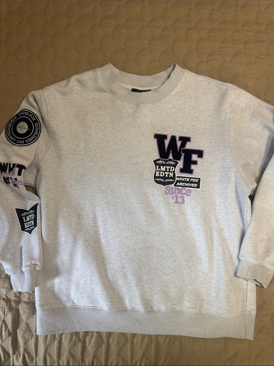 White Fox Boutique Tops - White Fox Patch Crewneck Sweatshirt in Light Gray and Purple M/L